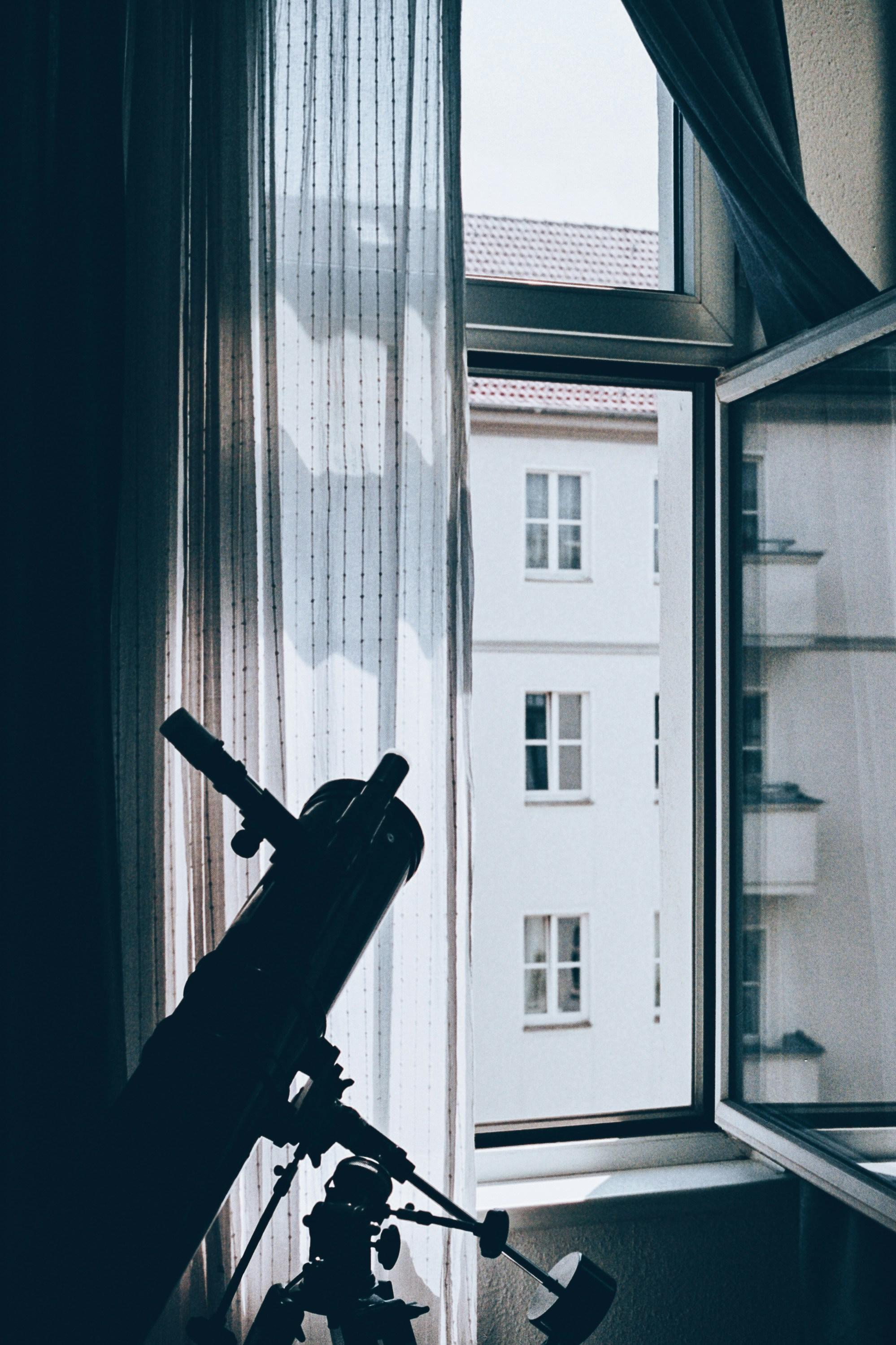 Cinematic Techniques: How Hitchcock Mastered Fear Without Modern Technology